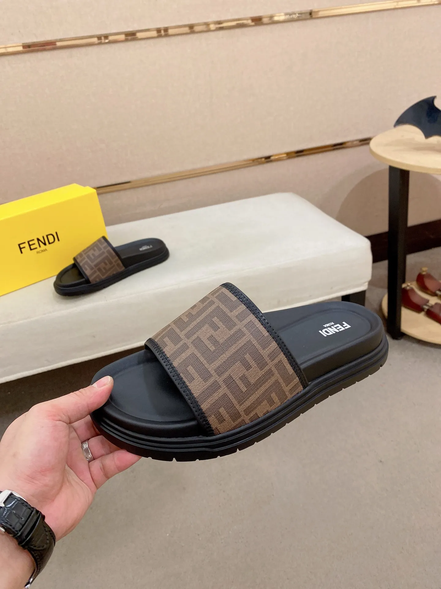 Factory price: 320💰 [Fendi Slippers] High-end brand of men's shoes, official website 1:1 latest masterpiece: original mold customization, the fabric is made of imported original materials, upgraded outsole, lighter and non-slip. The market's top quality, simple yet tasteful, a must-have for fashionistas, fashionable at your feet, full of confidence, the same style at the counter 👍The season of summer slippers is here. Code: 38-44 (45 is custom-made and cannot be returned or exchanged)